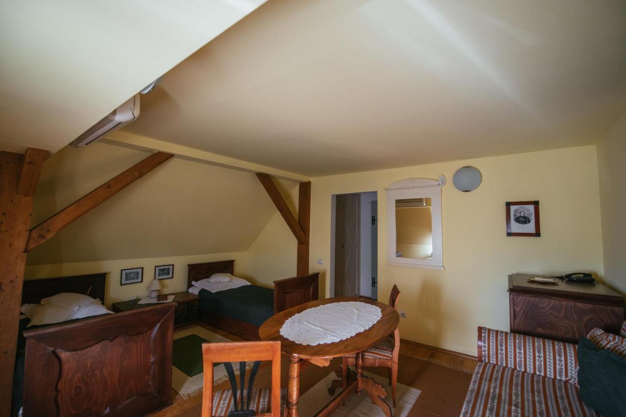 Voeroes Guest House Tîrgu Secuiesc Buitenkant foto