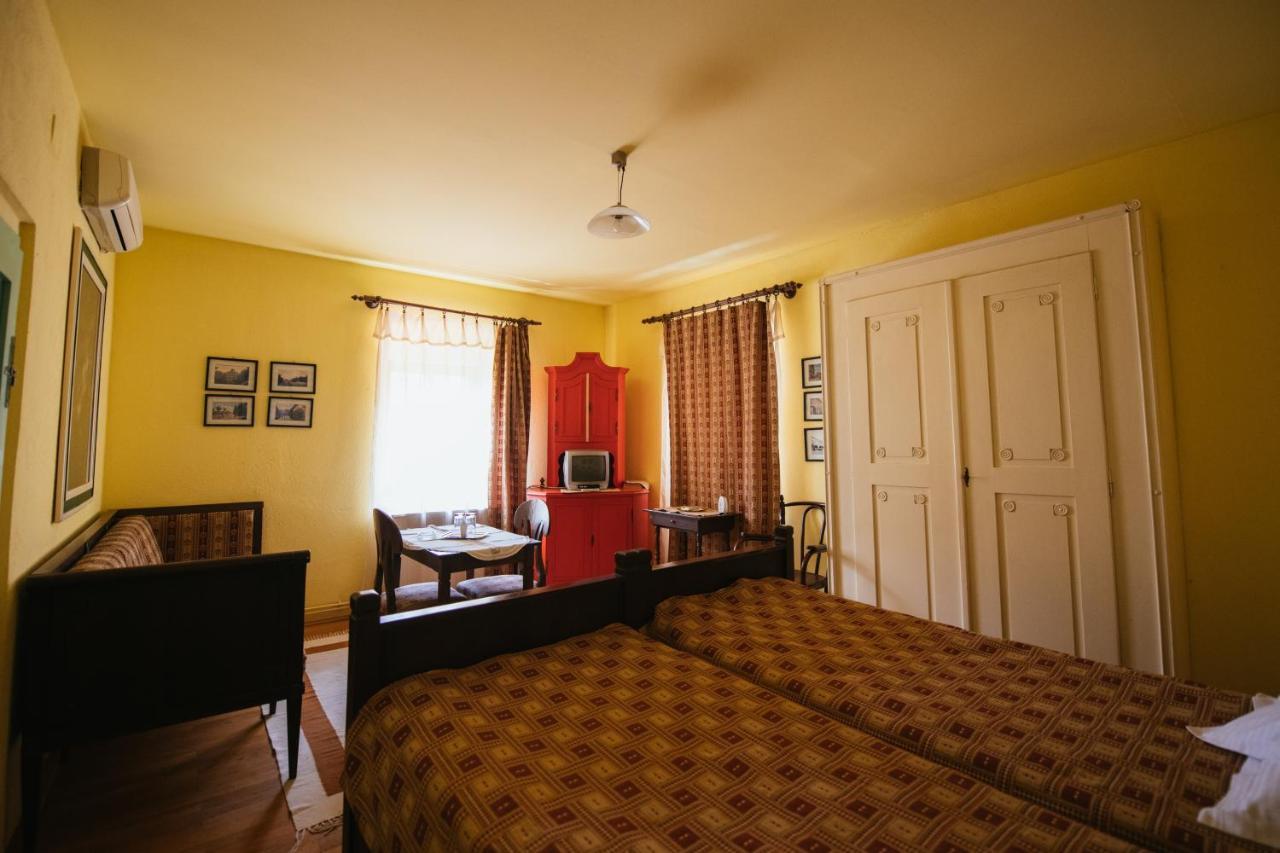 Voeroes Guest House Tîrgu Secuiesc Buitenkant foto
