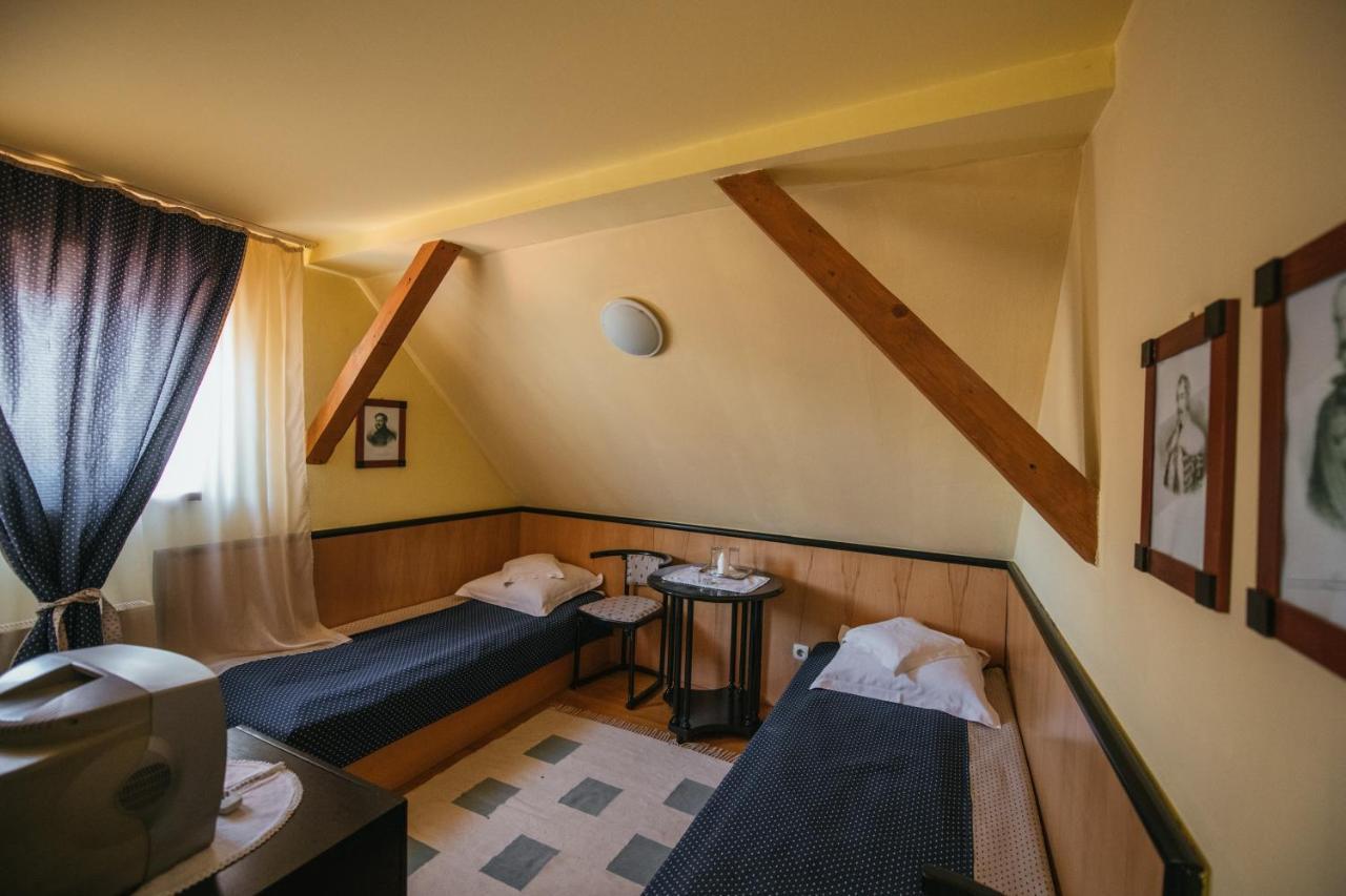 Voeroes Guest House Tîrgu Secuiesc Buitenkant foto