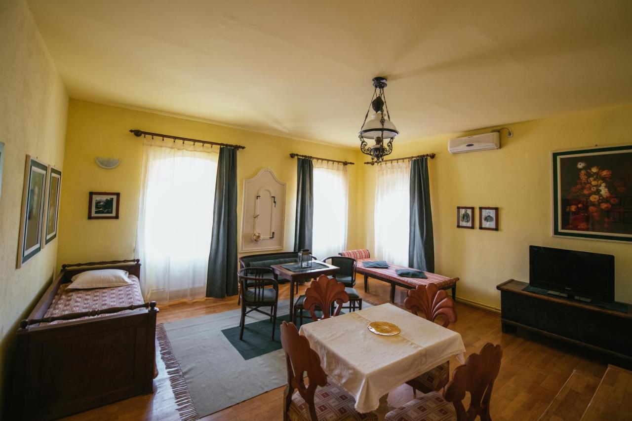 Voeroes Guest House Tîrgu Secuiesc Buitenkant foto
