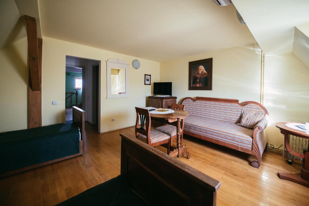 Voeroes Guest House Tîrgu Secuiesc Buitenkant foto