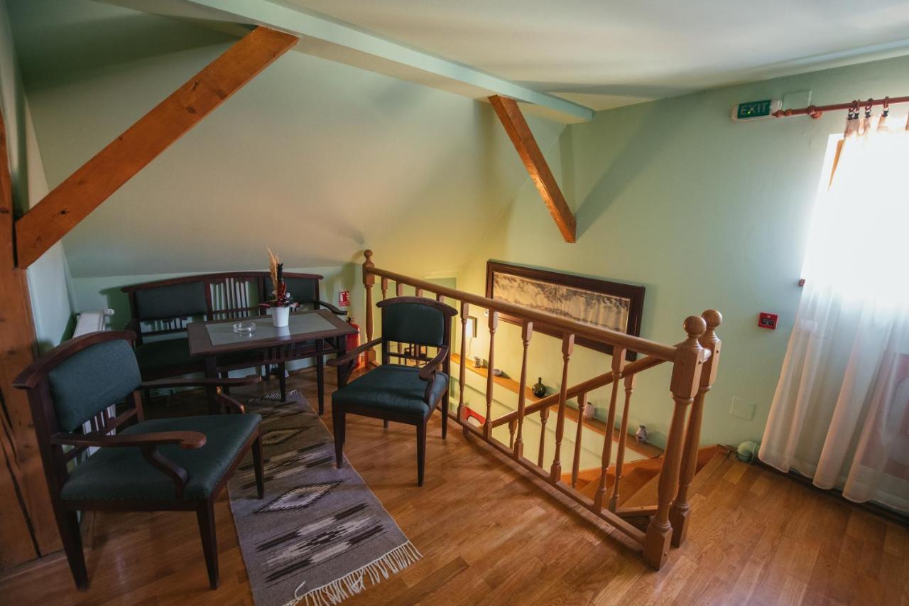Voeroes Guest House Tîrgu Secuiesc Buitenkant foto