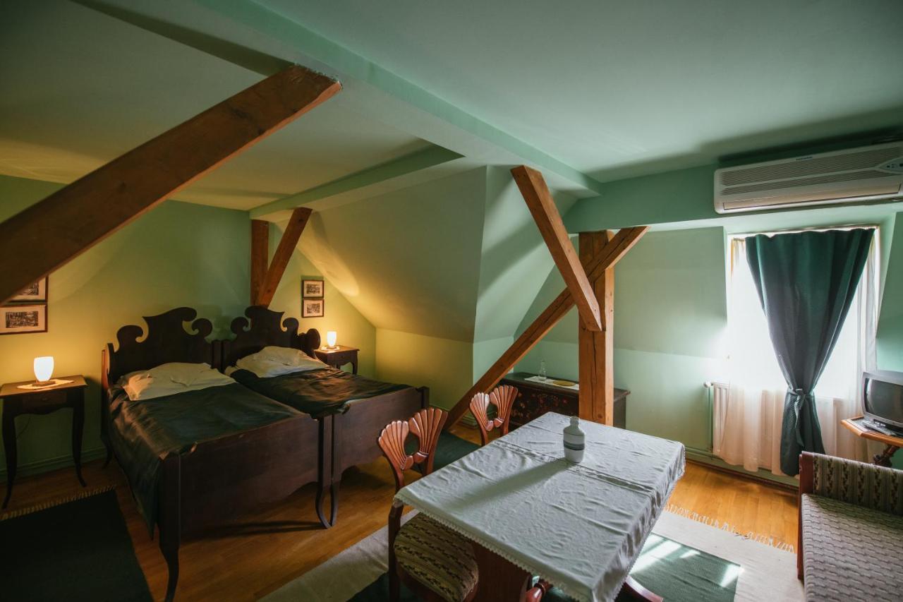 Voeroes Guest House Tîrgu Secuiesc Buitenkant foto