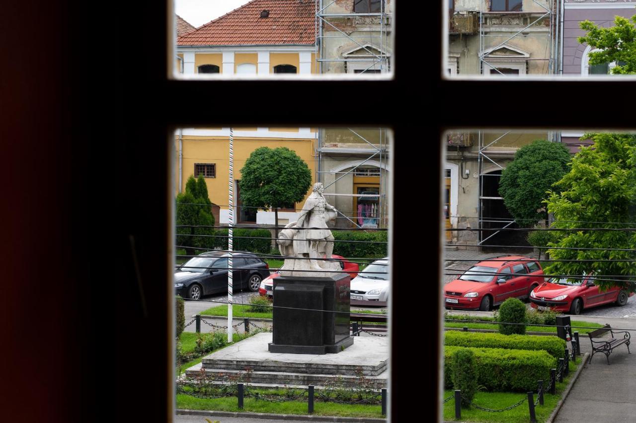 Voeroes Guest House Tîrgu Secuiesc Buitenkant foto